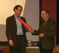Vidar Gundersen receives Monrad Khrohn's prize 2007 by  Rolf Nyberg-Hansen
